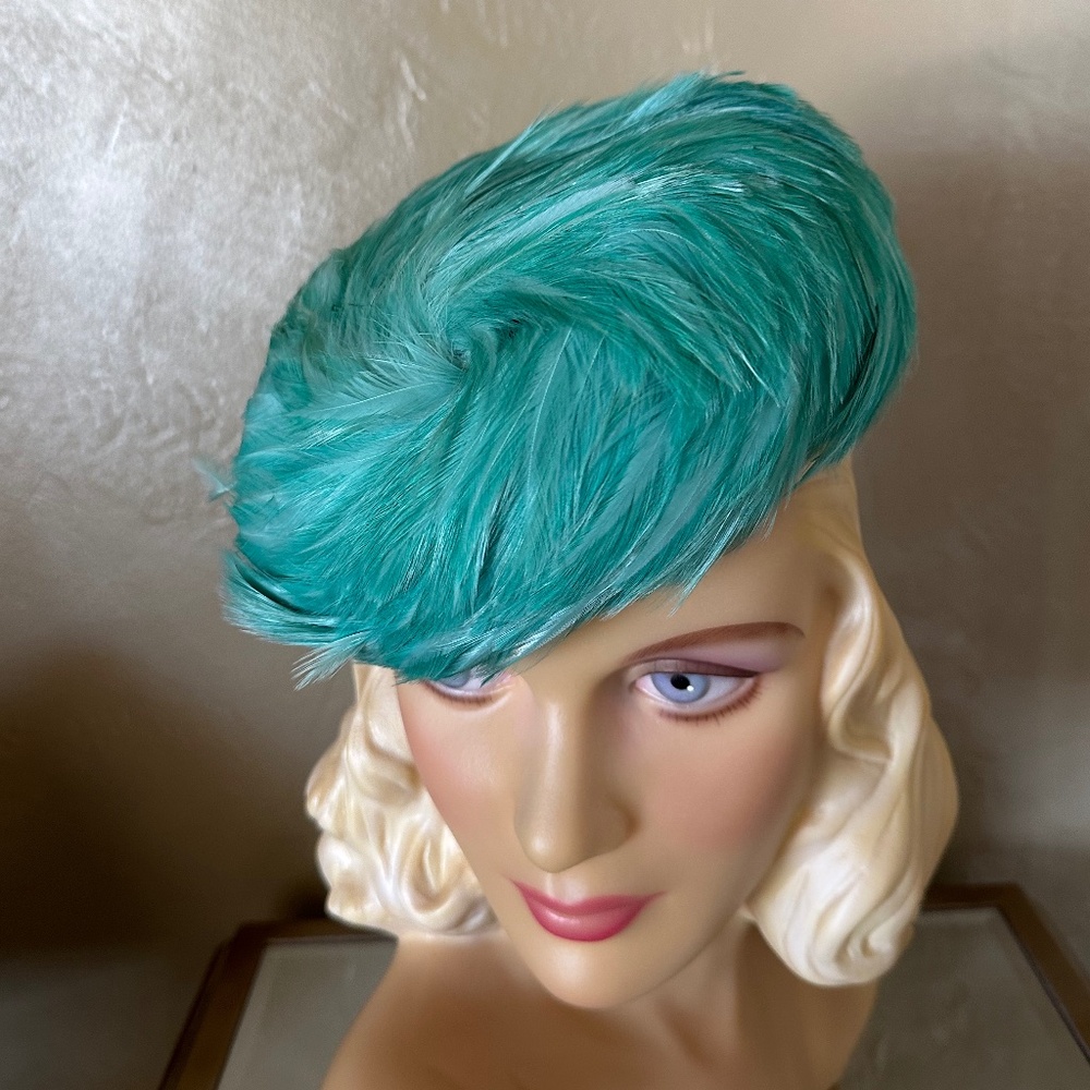 DAZZLING 1940s' AQUA FEATHER TILT HAT WITH "O" RING